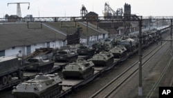 在俄乌边界的顿河畔罗斯托夫地区，俄罗斯装甲车正在运上一个铁路站台（2022年2月23日）