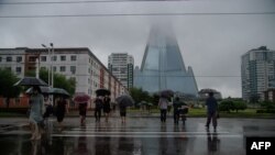 지난 8월 평양에서 우산을 쓴 시민들.