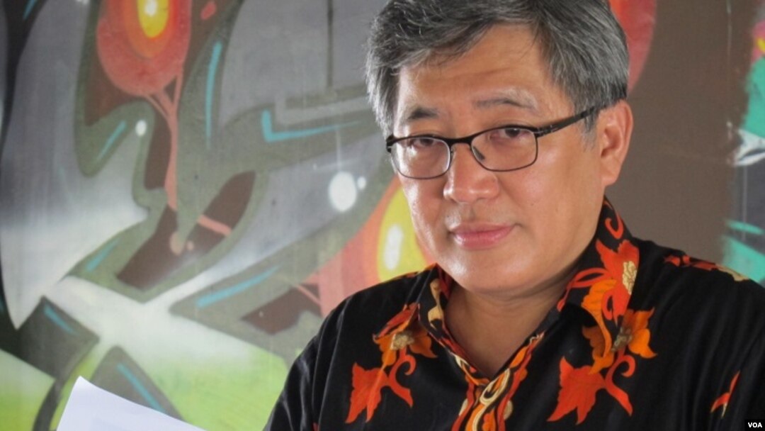 Peneliti Human Rights Watch, Andreas Harsono memaparkan laporan hasil penelitian HRW mengenai nasib para penyandang disabilitas psikososial di Indonesia (VOA/Fathiyah).