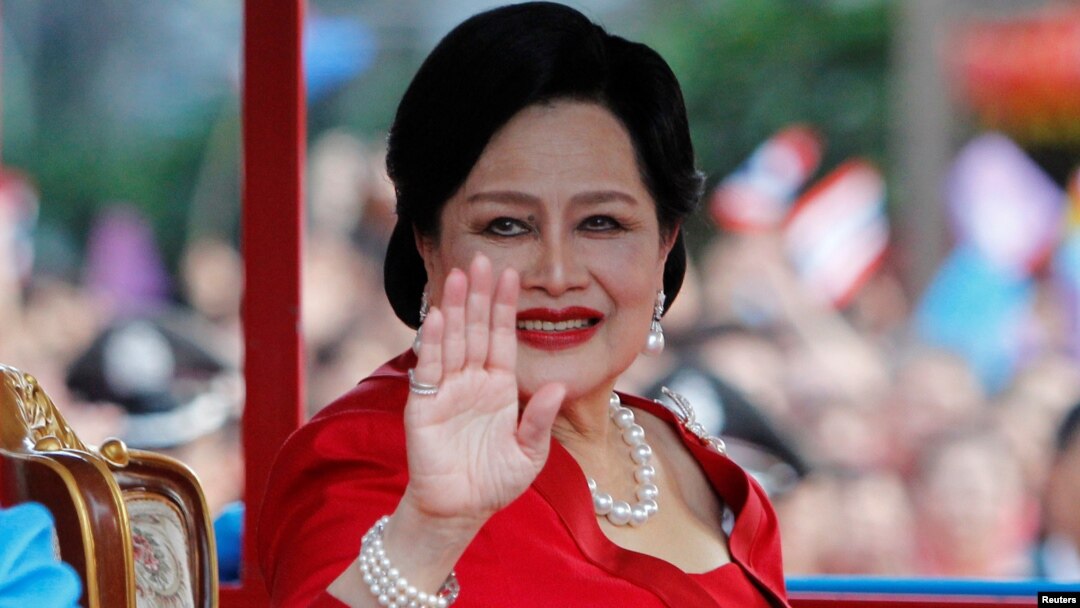 Ibu Suri Kerajaan Thailand, Ratu Sirikit, melambaikan tangan kepada warga saat tiba untuk perayaan Tahun Baru di Bangkok, 23 Januari 2012. (Foto: dok).