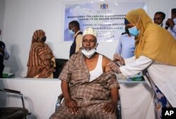 지난달 16일 소말리아 모가디슈에서 신종 코로나바이러스 백신 접종이 진행되고 있다.