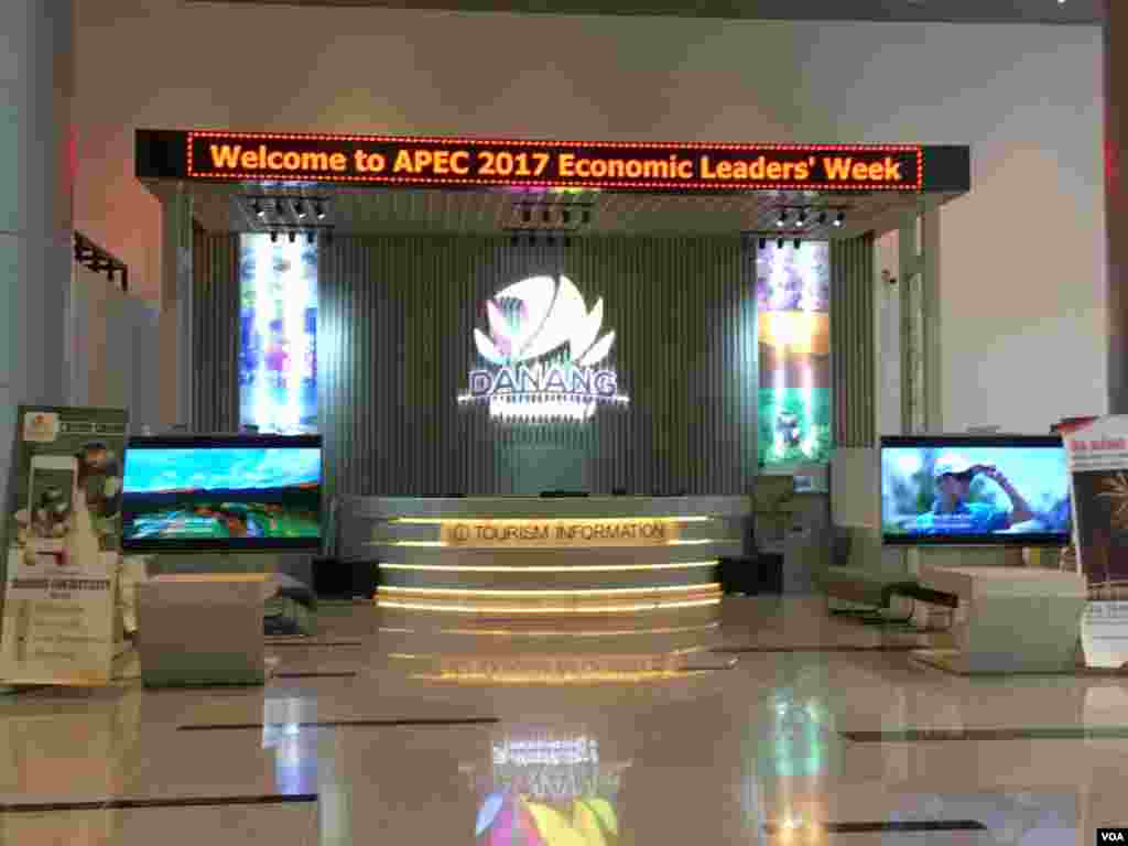 越南投入大量人力物力主办2017亚太经合会 #APEC2017 (美国之音张佩芝拍摄)