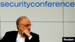 İran Dışişleri Bakanı Ali Ekber Salihi Münih'teki güvenlik konferansında konuşurken