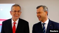 奧地利的反伊斯蘭极右翼政黨自由黨候選人霍費爾(右）和他的對手、綠黨成員貝倫在舉行電視辯論之前（2016年12月1日）