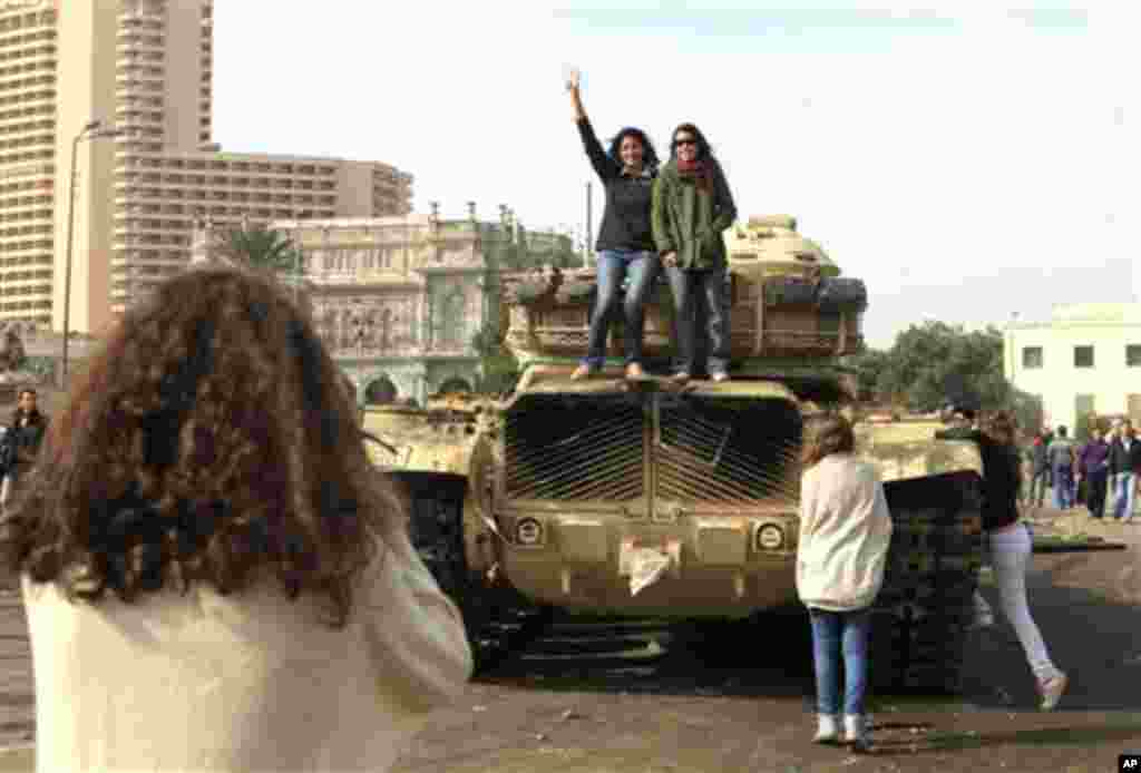 星期六在开罗仍可以看见很多军队，但是，安全部队看来没有和示威者发生冲突。一些人在军用车辆上拍照留念。