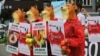 Aktivis vegetarian Korea Selatan mengenakan kostum merah dengan kepala anjing, berunjuk rasa menentang budaya Korea Selatan makan daging anjing di Seoul, Korea Selatan, Kamis, 16 Juli 2020.
