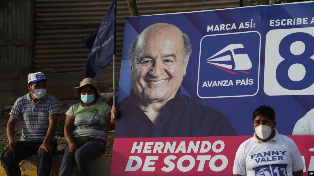 Pendukung calon presiden partai Avanza Pais, Hernando De Soto, mendengarkan pidatonya di samping papan reklame kampanyenya di pasar Caqueta di Lima, Peru, Senin, 5 April 2021. 