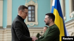 Presiden Ukraina Volodymyr Zelenskyy (kanan) menyambut kedatangan Presiden Finlandia Alexander Stubb di Kyiv, Ukraina, pada 3 April 2024. (Foto: Ukrainian Presidential Press Service/Handout via Reuters)