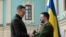 Presiden Ukraina Volodymyr Zelenskyy (kanan) menyambut kedatangan Presiden Finlandia Alexander Stubb di Kyiv, Ukraina, pada 3 April 2024. (Foto: Ukrainian Presidential Press Service/Handout via Reuters)