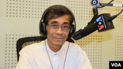 Prince Sisowath Thomico, former Secretary of King Sihanouk and a senior official of the opposition CNRP party discusses the root causes and potential solutions to Cambodia’s border demarcation problem with Vietnam on VOA Khmer’s Hello VOA radio call-in show, Monday, August 31, 2015. (Lim Sothy/VOA Khmer) 