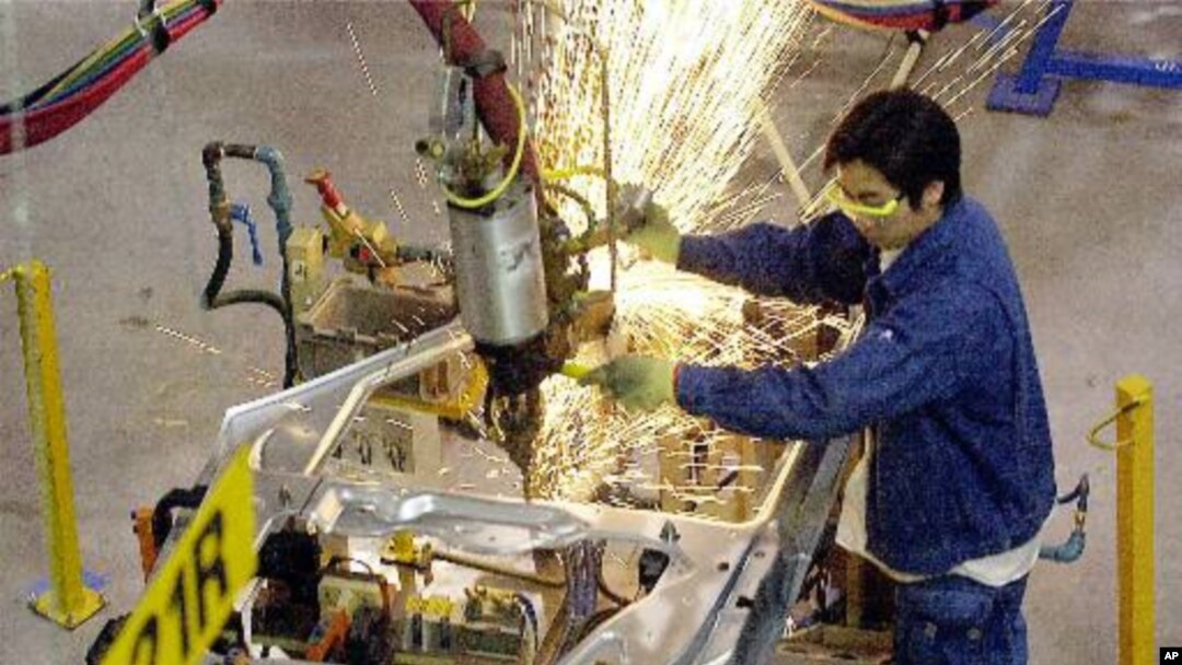 Pekerja di pabrik General Motors di Shanghai. 