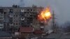 ARCHIVO - Un disparo de un tanque ruso impacta en un edificio de apartamentos de Mariúpol, Ucrania, el 11 de marzo de 2022. La imagen es parte del documental "20 días en Mariúpol" de la agencia AP.