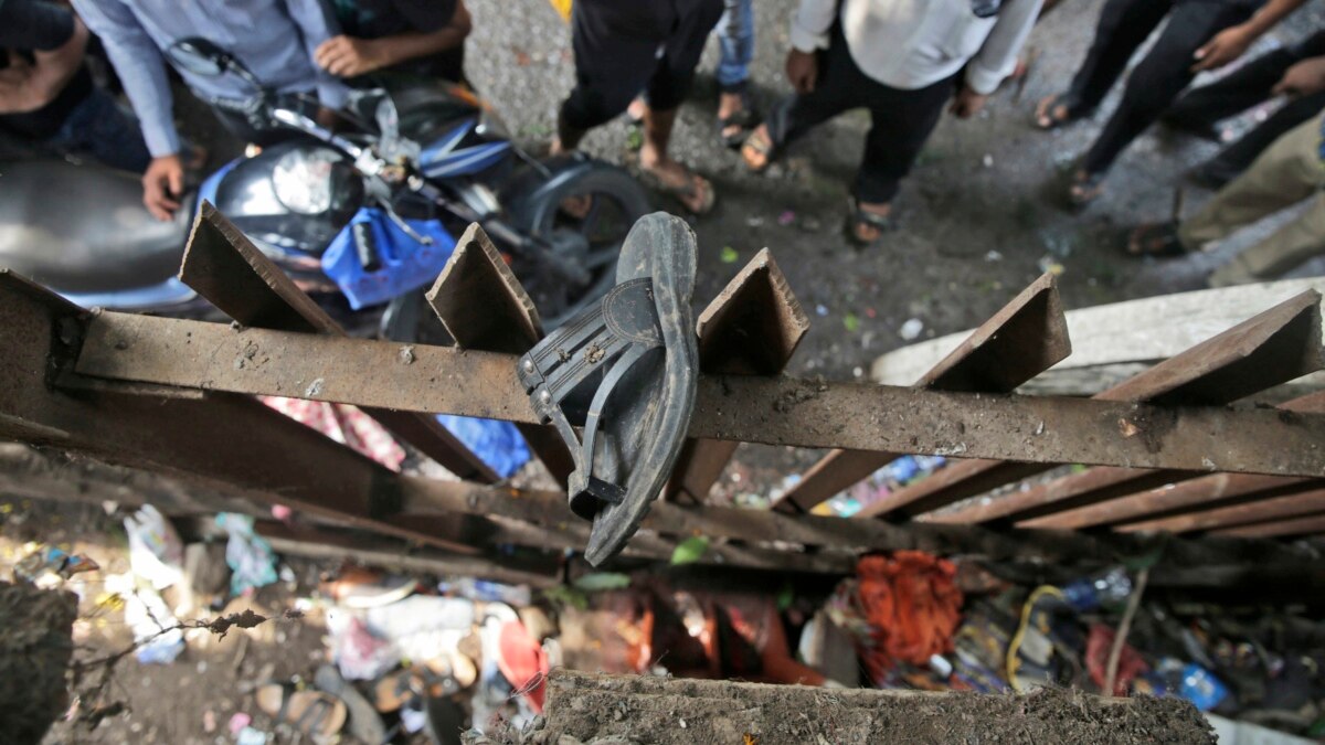 Deadly Mumbai Stampede Prompts Calls to Fix Rail Network