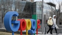 Sejumlah warga tampak berjalan melewati logo Google di luar kantor perusahaan teknologi tersebut di Beijing pada 4 Februari 2025. (Foto: AFP/Greg Baker)