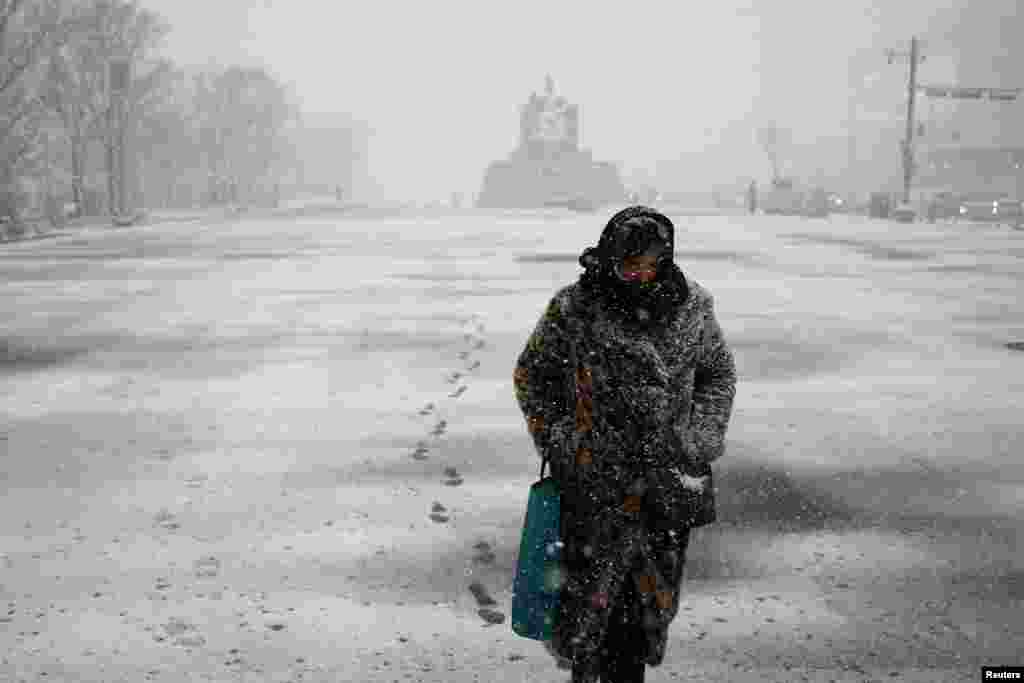 A pistillate   makes her mode   done  dense  snowfall  autumn  astatine  Gyeongbok palace successful  cardinal  Seoul, South Korea.