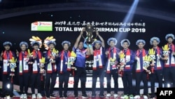 Tim China merayakan kemenangan atas tim Jepang dan menjuarai turnamen bulu tangkis Piala Sudirman 2019, di Kota Nanning, Wilayah Guangxi, China, 26 Mei 2019. (Foto: AF)