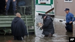 На одной из улиц города Мунаки в штате Нью-Джерси после урагана «Сэнди». 30 октября 2012 г.