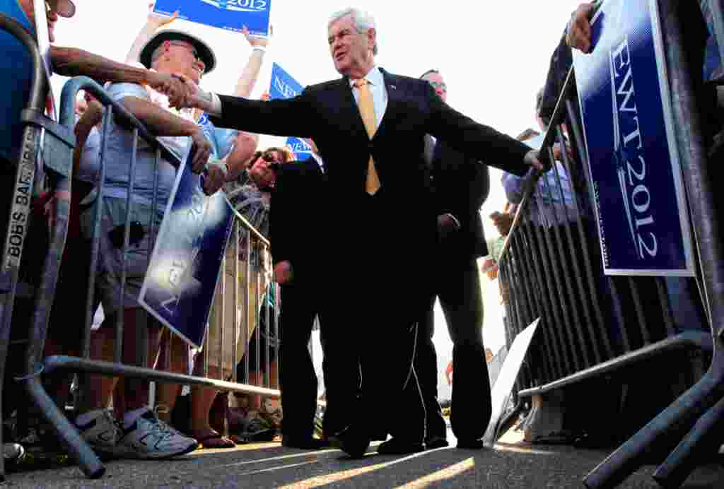 Newt Gingrich bertemu dengan para pendukungnya di Fort Myers, Florida, 30 Januari (AP).