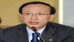 한국 정부의 통일정책을 설명하는 현인택 장관 (자료사진)