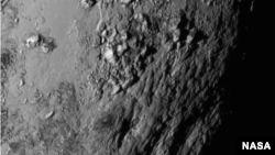 NASA merilis gambar Pluto yang diambil pesawat nirawak New Horizons pada penerbangannya melintasi Pluto, Selasa (14/7).