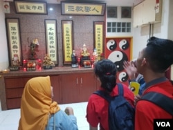 Peserta tur mengunjungi vihara Sinar Mulia dari jemaat Tao di Jl. Cibadak, Bandung. (VOA/Rio Tuasikal)