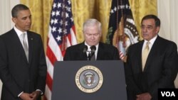 El presidente con el secretario de Defensa, Robert Gates, y su sucesor, Leon Panetta.