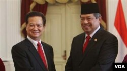 Presiden Susilo Bambang Yudhoyono berjabat tangan dengan PM Vietnam, Nguyen Tan Dung sebelum pertemuan di Istana Merdeka, Jakarta (14/9).