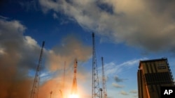Roket yang membawa satelit Sentinel-1A lepas landas dari Kourou, Guyana, Perancis Kamis malam (3/4).