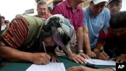 La oposición en Venezuela recolectó casi dos millones de firmas para activar el referendo revocatorio contra el presidente Nicolás Maduro.