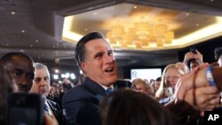 Mitt Romney menyalami para pendukungnya dalam sebuah kampanye di Boston (foto: dok). Romney mulai mengejar ketinggalan dari Obama dalam jajak pendapat terakhir. 