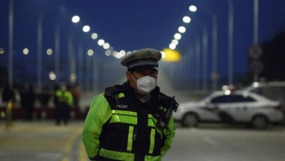 Cảnh sát thi hành phận sự tại một chốt chặn trên chiếc cầu bắc ngang qua Sông Dương Tử tới Hồ Bắc, Trung Quốc, giữa vụ bộc phát dịch viêm phổi cấp do chủng virus mới nCoV. REUTERS/Thomas Peter