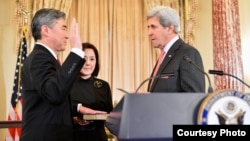 Sung Kim, left, is sworn in as the new ambassador to the Philippines by U.S. Secretary of State John Kerry in Washington, D.C., Nov. 3, 2016. (Photo courtesy of EAP Bureau)