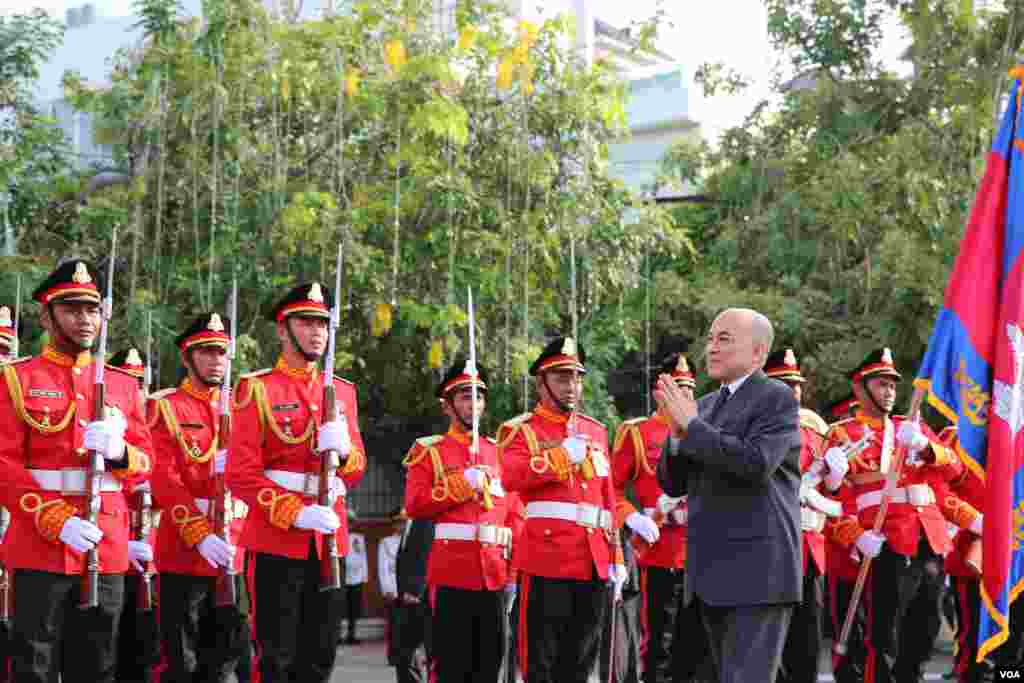 ព្រះមហាក្សត្រខ្មែរព្រះបាទនរោត្តមសីហមុនី យាងថ្វាយភ្លើងទានជ័យ ក្នុងថ្ងៃប្រារព្ធទិវា បុណ្យឯករាជ្យជាតិ ថ្ងៃទី៩ វិច្ឆកា ឆ្នាំ២០១៩ នៅរាជធានីភ្នំពេញ។ (ហ៊ុល រស្មី/VOA) 