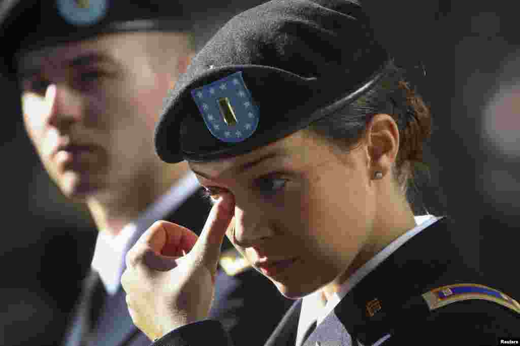 La segundo teniente de la Armada de Estados Unidos, Michelle Mudge, se seca las l&aacute;grimas durante la ceremonia de conmemoraci&oacute;n de los atentados.