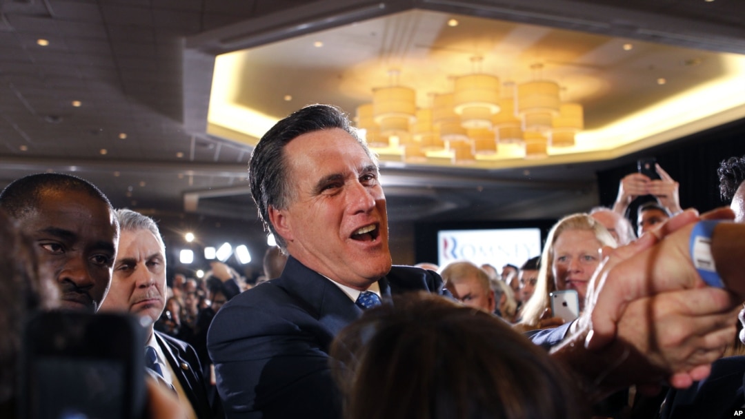 Mitt Romney menyalami para pendukungnya dalam sebuah kampanye di Boston (foto: dok). Romney mulai mengejar ketinggalan dari Obama dalam jajak pendapat terakhir. 