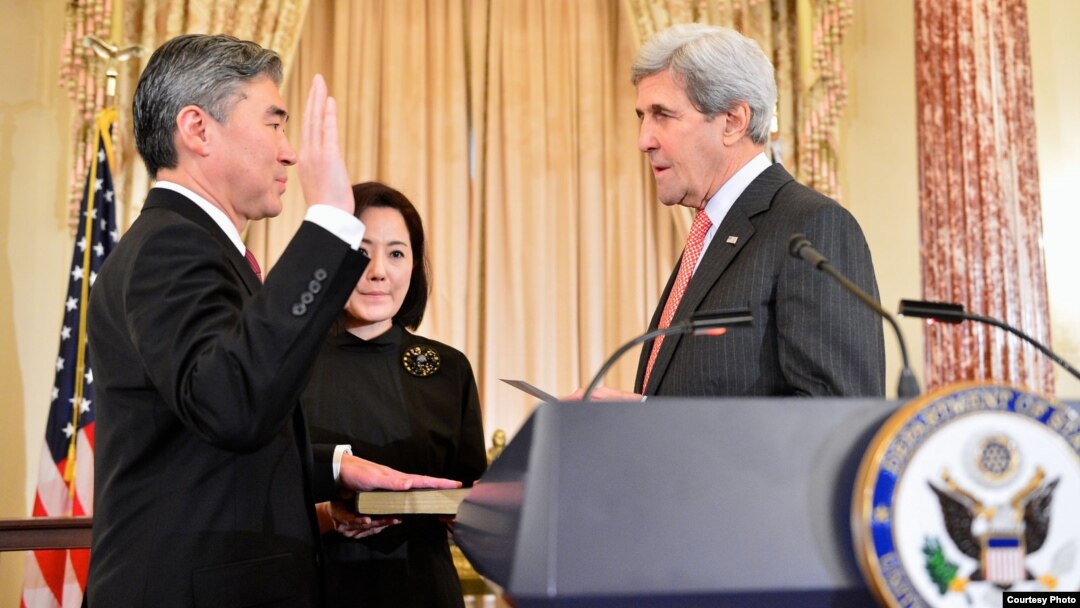 Qasamyod keltirayotgan Sung Kim AQShning Filippindagi yangi elchisi 