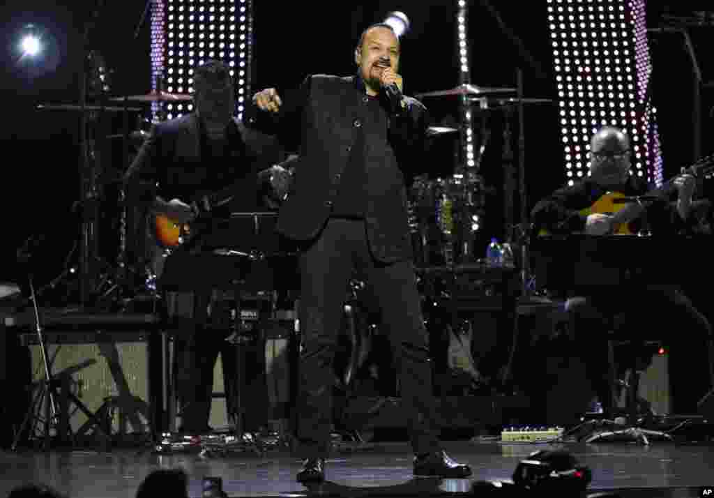 Pepe Aguilar interpreta a &quot;Mariposa Traicionera&quot;, en la gala de la &quot;Persona del Año&quot; en los Latin Grammy 2018. 