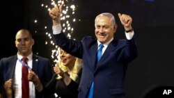 El primer ministro de Israel, Benjamin Netanyahu saluda a sus partidarios después que cerraron las urnas en la elección general en Tel Aviv. 10 de abril de 2019.