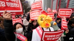 Unjuk rasa para dokter Korea Selatan untuk menentang kebijakan medis pemerintah di Seoul, Korea Selatan, Minggu, Maret. 3 Agustus 2024. (Foto: AP)