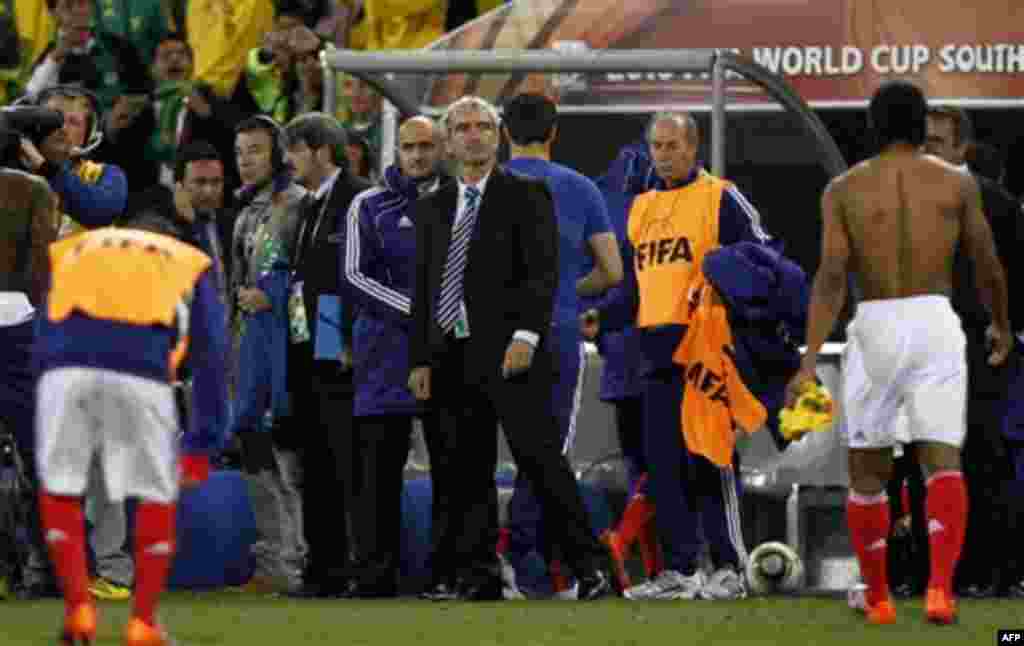 France head coach Raymond Domenech, center, looks on following the World Cup group A soccer match between France and South Africa at Free State Stadium in Bloemfontein, South Africa, Tuesday, June 22, 2010. (AP Photo/Francois Mori)