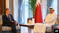 Menlu AS Antony Blinken (kiri) bertemu dengan Emir Qatar, Sheikh Tamim bin Hamad Al Thani, di Istana Lusail, Doha Rabu (12/6).