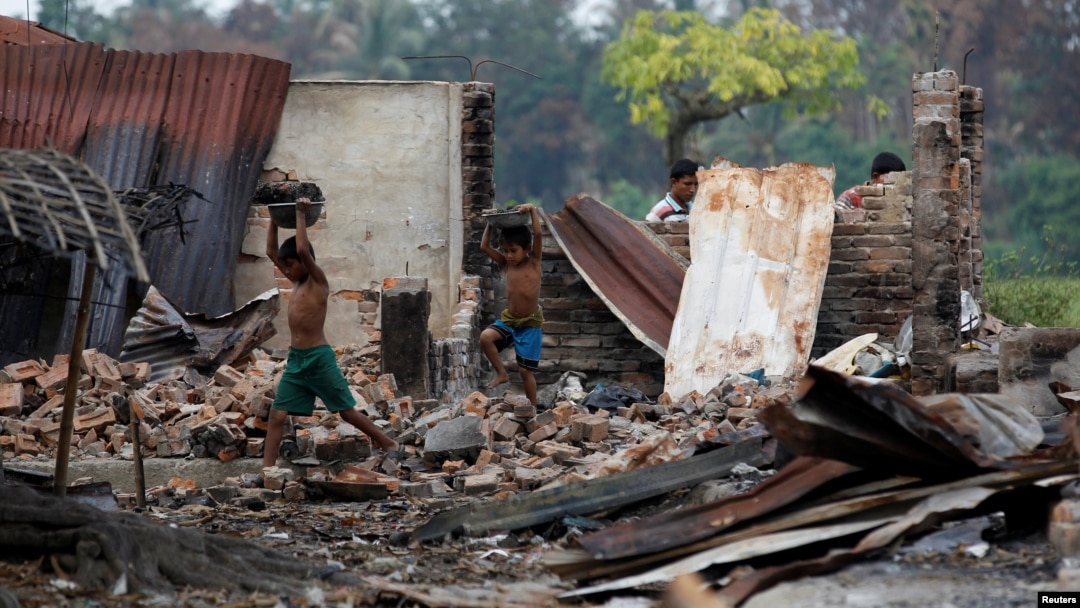 Anak anak Rohingya warga desa di pinggiran Maugndaw, negara bagian Rakhine mencari barang-barang dari rumah-rumah yang hangus dibakar akhir Oktober lalu (foto: dok).