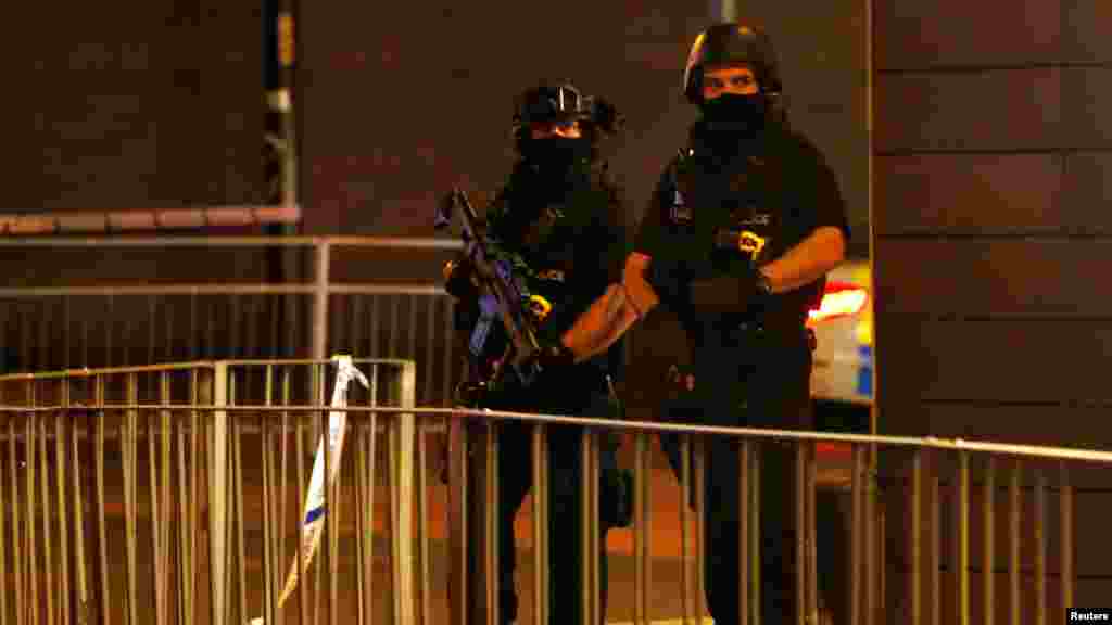 Des policiers montent la garde à l&#39;extérieur de la salle de concert, Manchester, en Grande-Bretagne, le 23 mai 2017.