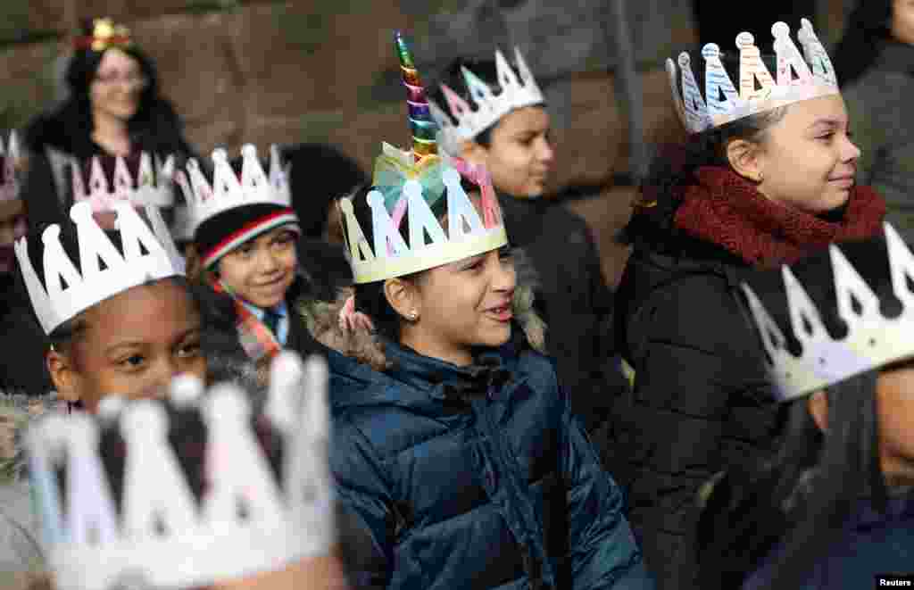 Decenas de niños participaron en el desfile anual de los Tres Reyes en el barrio de Harlem en Nueva York, el cuatro de enero del 2019. &nbsp;