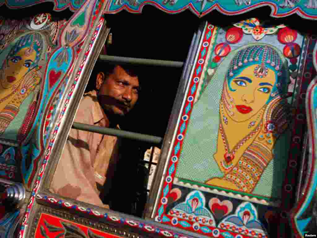 کراچی کی ڈبلیو گیارہ اپنی خوبصورتی اور سجاوٹ کے باعث دوسری تمام بسوں سے منفرد نظر آتی ہیں