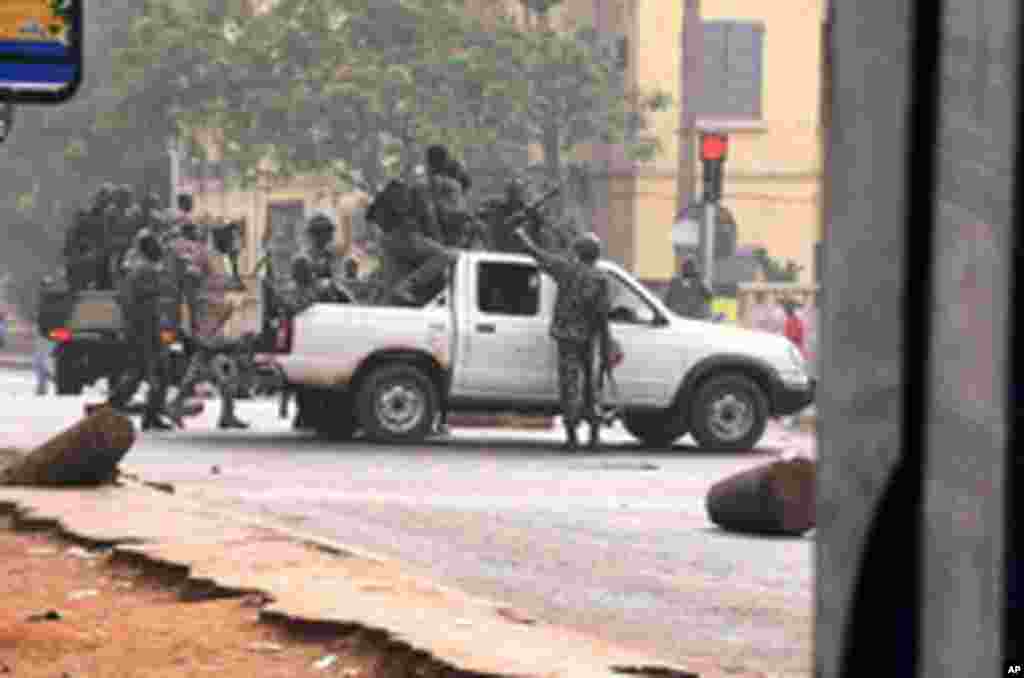 Soldiers stand around a pick up in a street of Bamako on March 22, 2012. (AFP photo) 