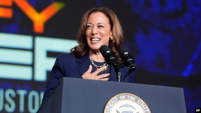 ARCHIVO - La vicepresidenta Kamala Harris pronuncia un discurso en una reunión de la hermandad Sigma Gamma Rho en Houston, el 31 de julio de 2024.