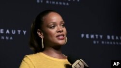 Rihanna menghadiri peluncuran merek produk kecantikan miliknya "Fenty Beauty by Rihanna" di Duggal Greenhouse, 7 September 2017 di Brooklyn, New York.