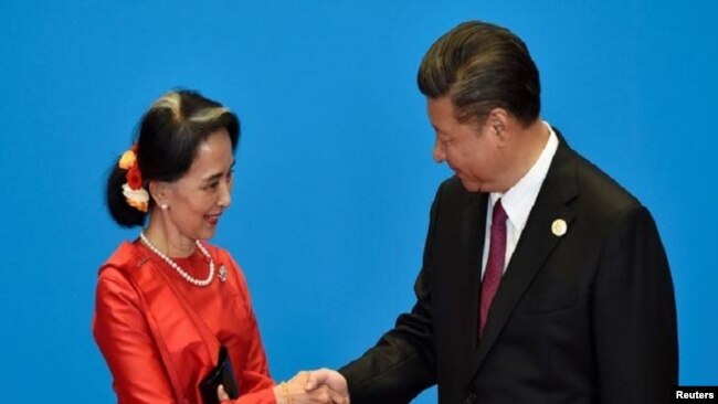 2017年5月15日，中国国家主席习近平在北京雁栖湖召开的“一带一路”国际合作高峰论坛期间会晤缅甸国务资政昂山素季。