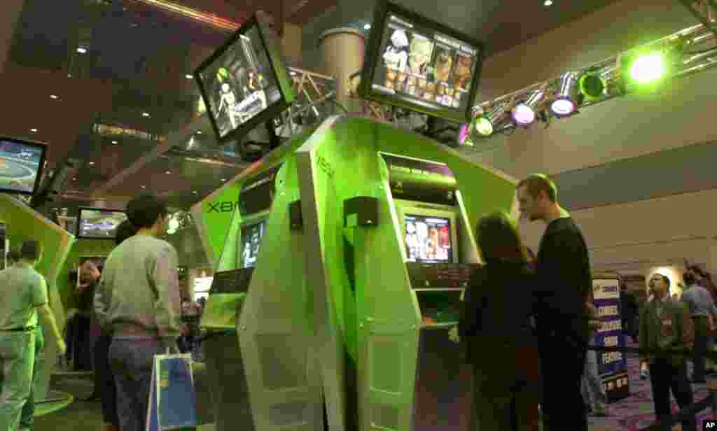 Pengunjung pameran komputer Comdex di Las Vegas Convention Center mencoba permainan Microsoft XBox yang baru, 13 November 2001.